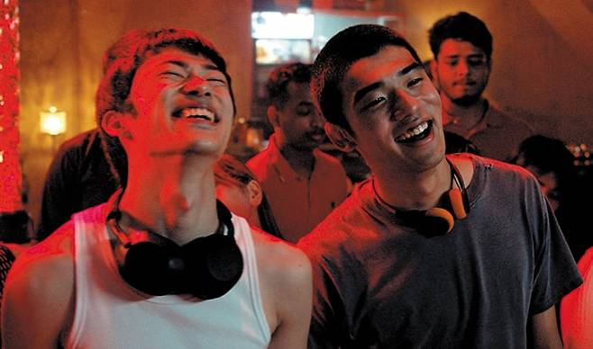 근미래 도쿄가 배경인 영화 ‘해피엔드’는 고교생 유타(사진 왼쪽)와 코우(사진 오른쪽)의 흔들리는 우정을 보여준다. /영화사진진