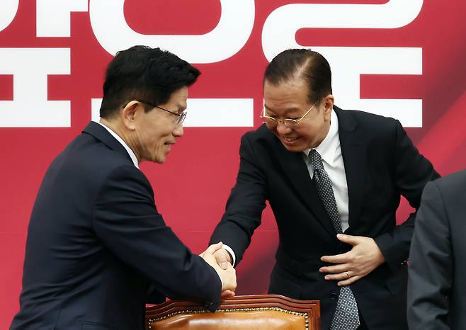 국민의힘 김문수(왼쪽) 대선 후보와 권영세 비상대책위원장이 지난 4일 서울 여의도 국회에서 열린 선거대책위원회에서 인사를 나누는 모습. /뉴시스