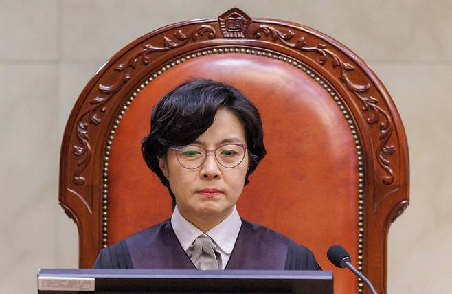 이숙연 대법관이 지난 3월 20일 서울 서초구 대법원에서 열린 성폭력 범죄의 처벌에 관한 특례법 위법(강간 등 치상) 등에 대한 전원 합의체 선고에 입장해 대기하고 있다. /연합뉴스