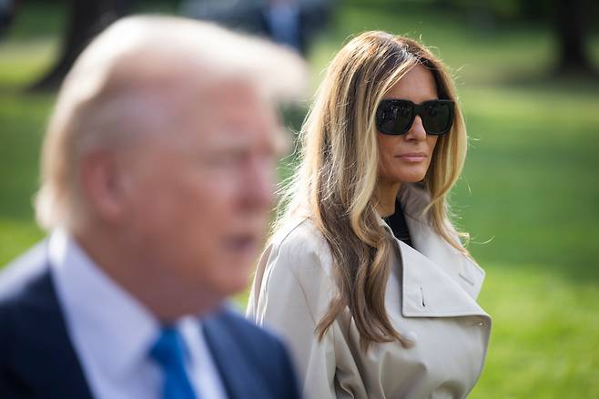 지난달 25일 멜라니아 여사가 프란치스코 교황의 장례식 참석차 로마로 향하기 전 취재진과 대화하고 있는 남편 트럼프 대통령을 바라보고 있다. /EPA 연합뉴스