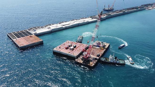 울릉공항 케이슨 설치 모습. /DL이앤씨 제공