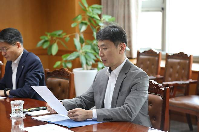 8일 이복현 금융감독원장이 서울 여의도 금융감독원 본원에서 열린 금융상황 점검회의에 참석했다. /금융감독원 제공