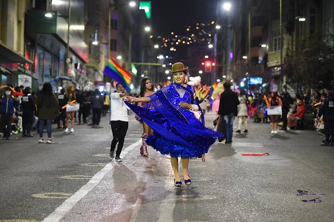 볼리비아 라파스에서 벌어진 LGBTQ 페스티벌에서 참가자가 춤을 추고 있다. /로이터뉴스1