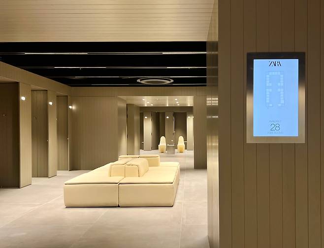 자라 눈스퀘어점의 피팅룸. 공간을 기존보다 넓히고, 스크린을 통해 빈방을 찾을 수 있도록 했다. /김은영 기자