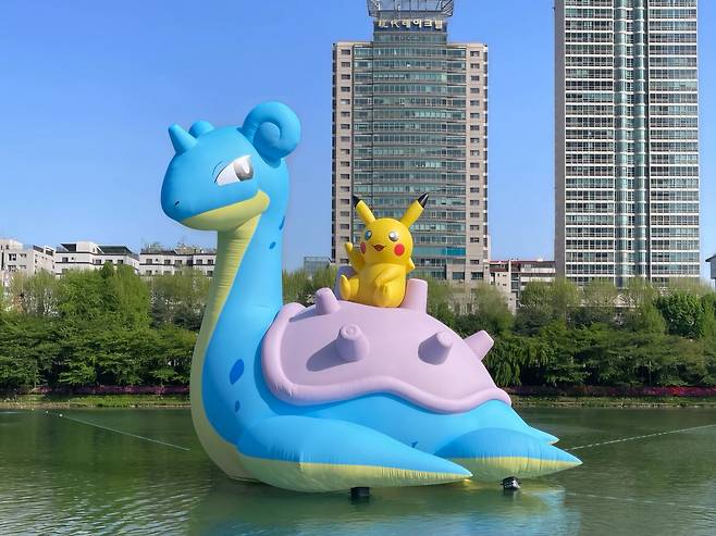 2024년 4~5월 석촌호수에 전시된 라프라스&피카츄 아트벌룬. /서울 송파구 제공