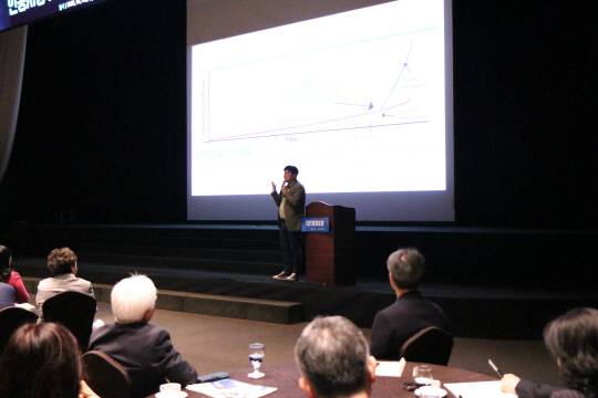 8일 오전 호텔 ICC 1층 크리스탈볼룸에서 열린 '제249차 대전경제포럼 조찬세미나'에서 정재승 한국과학기술원(KAIST) 교수가 강연을 하고 있다. 대전상공회의소 제공