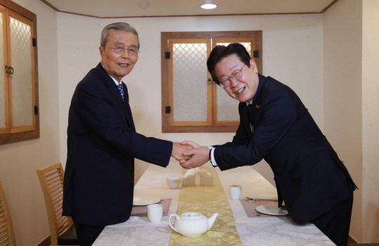 이재명 더불어민주당 대표(오른쪽)와 김종인 전 국민의힘 비상대책위원장이 지난해 9월 12일 서울 종로구 광화문의 한 식당에서 회동, 악수하고 있다. 연합뉴스
