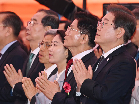 지난 5일 서울 종로구 조계사에서 열린 불기 2569년 부처님오신날 봉축법요식에 대선 후보들이 참석해 합장하고 있다. 오른쪽부터 이재명 더불어민주당 대선 후보, 김문수 국민의힘 대선 후보, 김재연 진보당 대선 후보, 권영국 정의당 대선 후보, 한덕수 무소속 대선 예비후보. 연합뉴스