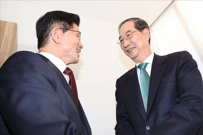 김문수 국민의힘 대선 후보와 한덕수 무소속 대선 예비후보가 7일 오후 서울 종로구의 한 식당에서 단일화 관련 회동을 하고 있다. ⓒ데일리안 홍금표 기자