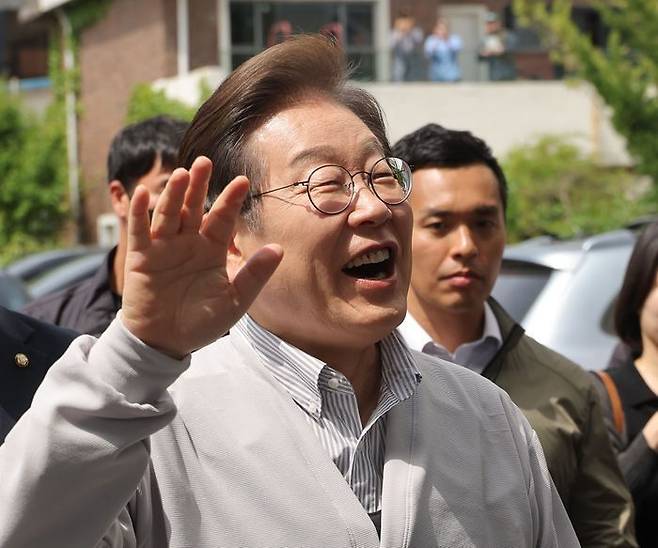 이재명 더불어민주당 대선 후보가 '골목골목 경청투어 : 국토종주편'에 나선 7일 전북 전주시 풍남문 앞 광장 인근에서 지지자 및 시민들에게 밝게 인사하고 있다. ⓒ연합뉴스