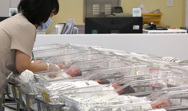 인천 미추홀구 아인병원 신생아실에서 간호사들이 신생아들을 돌보고 있다.ⓒ뉴시스