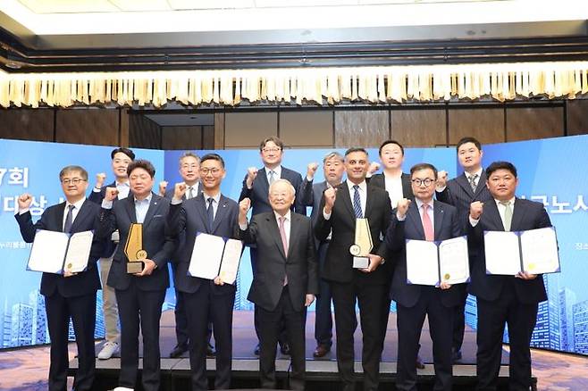 8일 서울 포시즌스호텔에서 열린 '제37회 한국노사협력대상' 시상식에서 손경식 한국경영자총협회 회장과 참석자들이 기념 촬영하고 있다. 앞줄 왼쪽부터 한채양 이마트 대표이사, 허남열 롯데월드 노조위원장, 권오상 롯데월드 대표이사, 손경식 경총 회장, 아밋버길 울산알루미늄CEO,조재천 현대엘리베이터 대표이사, 김민수 울산알루미늄 노조위원장. 뒷줄 왼쪽부터 김상기 이마트 노조위원장, 김민석 고용부 차관, 권기섭 경사노위 위원장, 김동명 한국노총 위원장, 주인수 현대엘리베이이터 노조위원장, 윤민욱 현대엘리베이터 사무직노조위원장.ⓒ경총