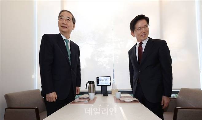 김문수 국민의힘 대선 후보와 한덕수 무소속 대선 예비후보가 7일 오후 서울 종로구의 한 식당에서 단일화 관련 회동을 하고 있다. ⓒ데일리안 홍금표 기자