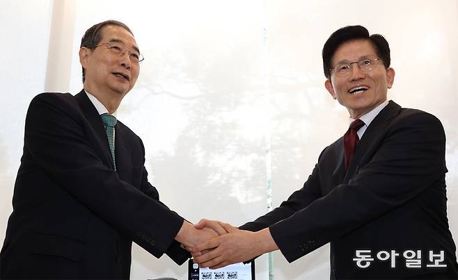 김문수 국민의힘 대선 후보와 한덕수 무소속 예비후보가 7일 오후 서울 종로구의 한 식당에서 단일화 관련 회동을 하고 있다. 장승윤 기자 tomato99@donga.com