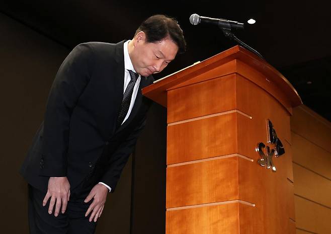 최태원 SK그룹 회장이 7일 오전 서울 중구 SK텔레콤 T타워 SUPEX홀에서 SK텔레콤의 해킹 사고와 관련해 대국민 사과를 하고 있다. (공동취재) 2025.5.7