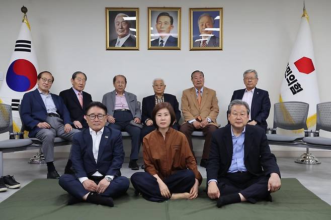 김무성, 유준상 국민의힘 상임고문과 김미애 의원 등이 7일 오후 서울 여의도 중앙당사에서 김문수 당 대선후보와 한덕수 무소속 대선 예비후보간 단일화를 촉구하는 단식 농성을 하고 있다. 국민의힘 제공