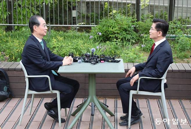 김문수 국민의힘 대통령 후보와 한덕수 무소속 대선 예비후보가 8일 오후 서울 여의도 국회 강변서재에서 후보 단일화 관련 회동을 하고 있다.

이훈구 기자 ufo@donga.com