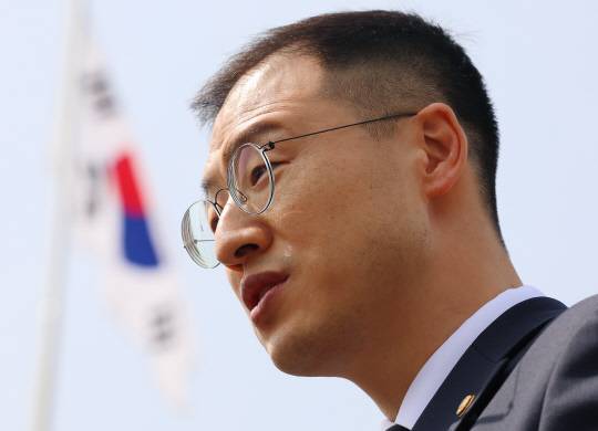 김상욱 의원이 8일 서울 동작구 현충원에서 참배 후 국민의힘 탈당 입장을 밝히고 있다. [연합뉴스]