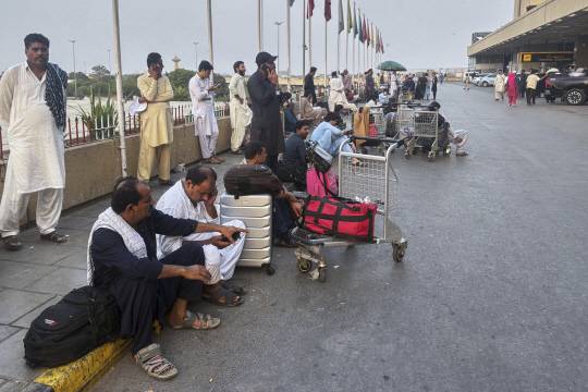 지난 7일 인도의 미사일 공습 여파로 파키스탄 카라치의 진나 공항이 폐쇄되면서 발이 묶인 승객들이 길에서 대기하고 있습니다.  AP 연합뉴스