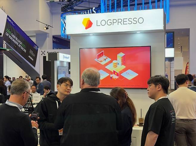 'RSA 컨퍼런스 2025' 로그프레소 부스에서 관람객들이 '로그프레소 클라우드'에 대한 설명을 듣고 있다.(로그프레소 제공)