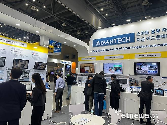 'KOREA MAT 2025' 어드밴텍 부스에서 관람객들이 전시품을 살펴보고 있다.