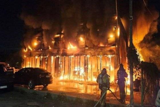 수원 전동킥보드 열폭주 추정 화재…건물·차량 모두 타