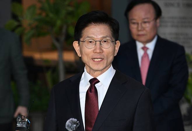 김문수 국민의힘 대선 후보가 지난 7일 서울 종로구의 한 식당에서 한덕수 무소속 대선 예비후보와의 단일화 관련 회동을 마친 후 입장을 밝히고 있다. 공동취재, 뉴스1