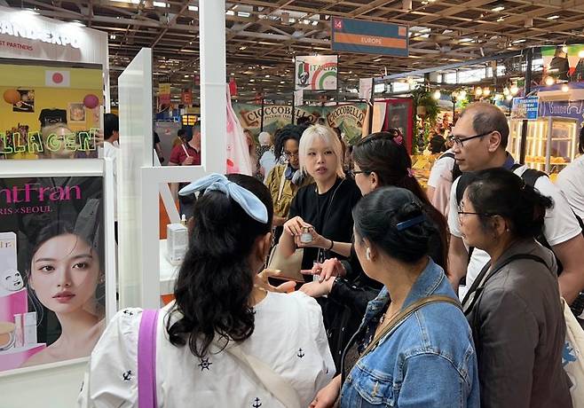 롯데가 12일부터 13일 이틀간 '롯데-대한민국 브랜드 엑스포'를 개최하고 국내 우수 중소기업들의 수출·수입상담회를 진행한다. 본행사에 앞서 4월 30일부터 5월 11일까지 열리고 있는 '프랑스 파리 종합 전시회'에 마련된 K뷰티 홍보관이 관람객들로 붐비고 있다. 롯데 제공