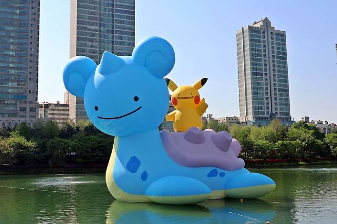 석촌호수 동호에 마련된 미소 짓는 초대형 피카츄와 라프라스 모형. 롯데물산 제공