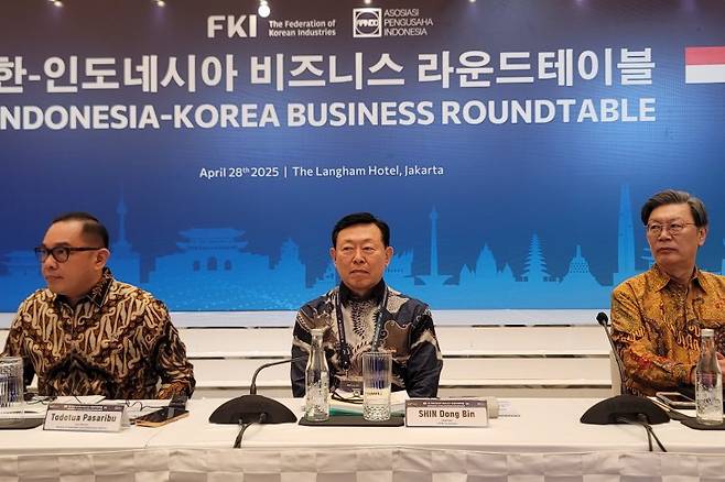 신동빈 롯데그룹 회장(가운데)이 28일(현지시간) 인도네시아 자카르타 랭햄 호텔에서 열린 '한-인도네시아 비즈니스 라운드테이블'에 참석해 있다. 왼쪽부터 토도투아 파사리부 인도네시아 투자부 차관, 신 회장, 김창범 한국경제인협회 부회장. 연합뉴