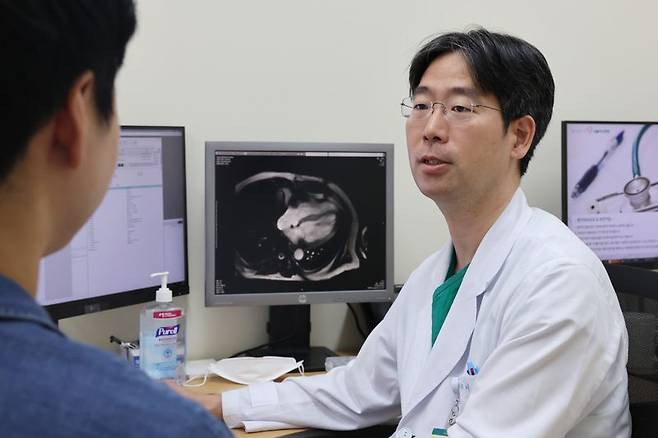 이상언 서울아산병원 심장내과 교수가 심근병증 환자를 진료하고 있다. 서울아산병원 제공