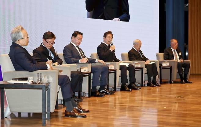 최진식 한국중견기업연합회 회장, 윤진식 한국무역협회 회장, 최태원 대한상공회의소 회장, 이재명 더불어민주당 대선후보, 손경식 한국경영자총협회 회장, 류진 한국경제인협회 회장(왼쪽부터)이 8일 서울 중구 대한상공회의소에서 열린 대선 후보 초청 경제5단체장 간담회에 참석한 모습. 뉴시스