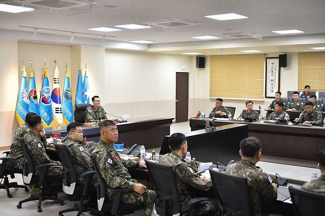 8일 김명수 합참의장이 대한민국의 영공을 최일선에서 수호하고 있는 제20전투비행단을 방문해 작전지도를 하고 있다. 합참 제공