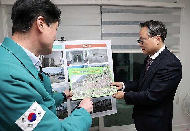 고기동 행정안전부 차관이 전남 고흥군 고흥읍 서문리에 조성한 고향올래 사업장 '고흥스테이'를 찾아 운영현황을 청취하고 있다. 2024.11.19 (사진=행정안전부)