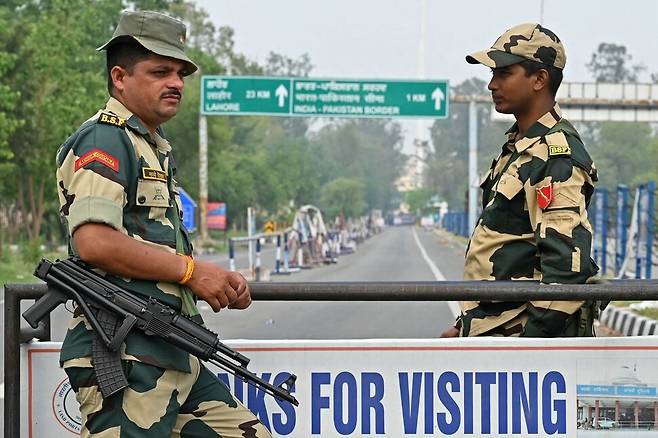인도와 파키스탄의 무력 충돌이 발생한 7일 인도 보안군이 인도와 파키스탄 사이 와가 국경 인근에서 경비를 서고 있다. AFP 연합뉴스