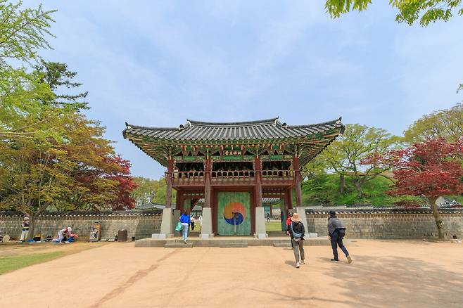 서산 해미읍성 동헌 출입문. 세월의 흔적이 아름답게 새겨진 문이 여행객을 맞는다. 충남문화관광재단 제공