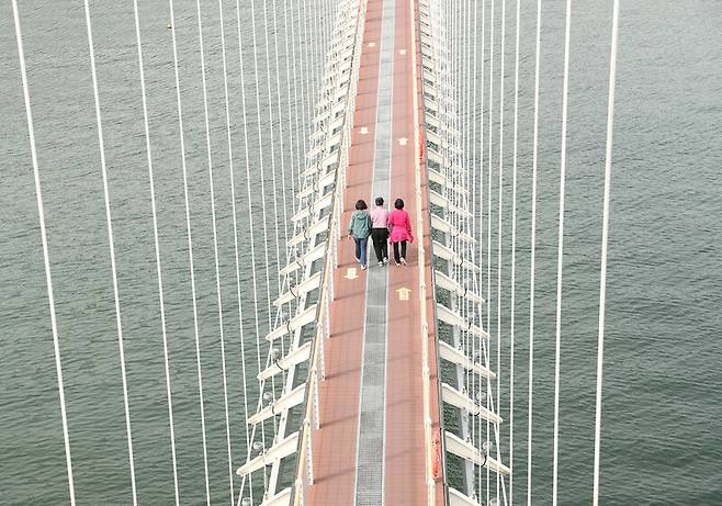 국내 최장급 출렁다리인 예산의 명물 ‘예당호 출렁다리’. 다리 가운데 있는 전망대에서 내려다본 풍경. 박미향 기자