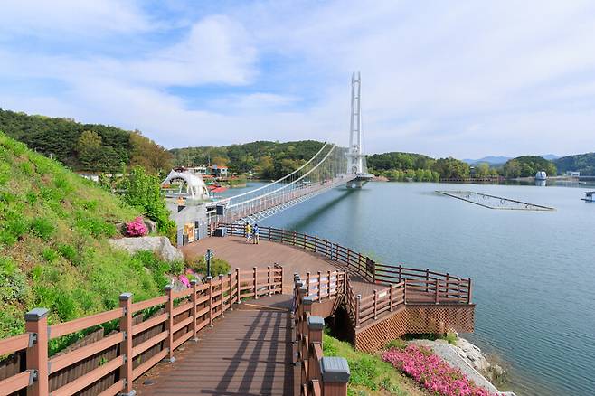 ‘예당호 출렁다리’ 풍경. 충남문화관광재단 제공