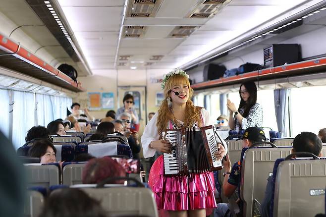 충남 일대 당일치기 여행 상품인 ‘충남 레트로 낭만열차’를 이용하면 다채로운 공연을 관람할 수 있다. 충남문화관광재단 제공