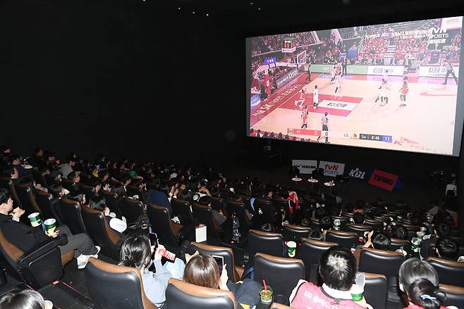 난 영화관에서 농구 본다! 농구팬들이 지난 5일 서울 용산의 한 영화관에서 2024~2025 남자프로농구 챔피언결정전 1차전을 감상하고 있다. 한국농구연맹 제공