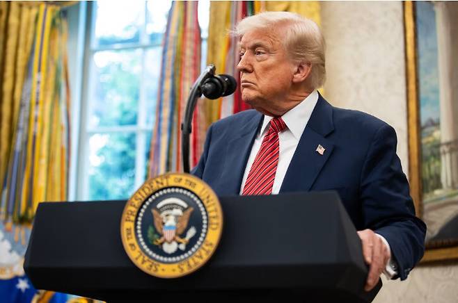 도널드 트럼프 미국 대통령이 7일 백악관에서 기자 브리핑을 하고 있다. 트럼프는 이날 이란의 우라늄 농축을 허용할지는 아직 결정하지 않았다고 밝혀, 이 문제에서 미국의 신축적 입장을 드러냈다. 로이터 연합뉴스