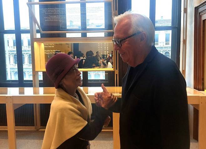 7일(현지시각) 이탈리아 베네치아에서 정영선 조경가(왼쪽)와 영국의 건축 거장 데이비드 앨런 치퍼필드가 만나 반갑게 손 맞잡고 정담을 나누고 있다. 노형석 기자