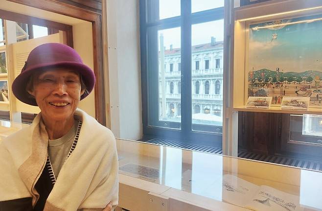 전시장에서 만난 정영선 작가. 그의 옆으로 1993년 대전엑스포 당시 공원의 조경 계획도가 창밖의 산마르코광장 회랑건물을 배경으로 걸려 있다. 노형석 기자