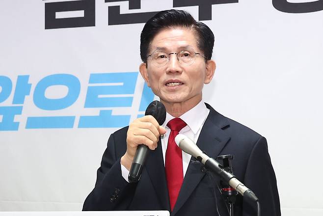 김문수 국민의힘 대통령 선거 후보가 8일 오전 서울 여의도 선거사무실에서 한덕수 무소속 후보와의 단일화에 대한 입장을 밝히고 있다. 윤운식 선임기자 yws@hani.co.kr