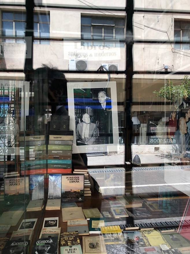 아르헨티나 부에노스아이레스에 있는 길거리 서점에서 호르헤 루이스 보르헤스와 아돌포 비오이 카사레스가 함께 찍은 사진을 발견했다. 두 사람은 공동으로 가명 추리소설을 썼다. 사진 신동호 제공