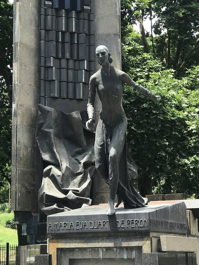 부에노스아이레스, 보르헤스의 동상을 찾아갔다가 에바 페론의 동상을 만났다. 사진 신동호 제공