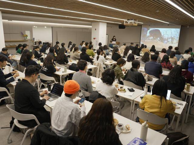 지난달 16일 열린 '지구식탁 토크 콘서트'에서 60여 명 참석자들이 비건 음식을 먹으면서 탄소중립 식단과 관련한 이야기를 듣고 있다. 기후솔루션