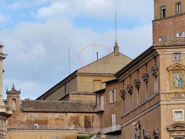 새 교황 선출을 위한 추기경들의 투표가 진행되는 바티칸 시스티나 성당 지붕에 교황 선출 결과를 알리는 굴뚝(붉은 원)이 설치돼 있다. 교황 선출 시에는 흰 연기가, 불발 시에는 검은 연기가 나온다. 바티칸=신은별 특파원