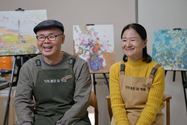 지난달 23일 서울 성북구 장위석관보건지소 내 '기억 품은 팜 카페'에서 근무하는 초로기 치매환자 오귀영(왼쪽)씨와 김영숙씨가 환한 미소로 일하는 즐거움에 대해 이야기하고 있다. 하상윤 기자