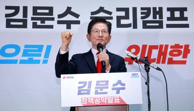 국민의힘 김문수 대선 후보가 8일 서울 여의도 대하빌딩에 마련한 선거 캠프 사무실에서 긴급 기자회견을 열고 후보 단일화에 관한 입장을 밝히고 있다. 연합뉴스